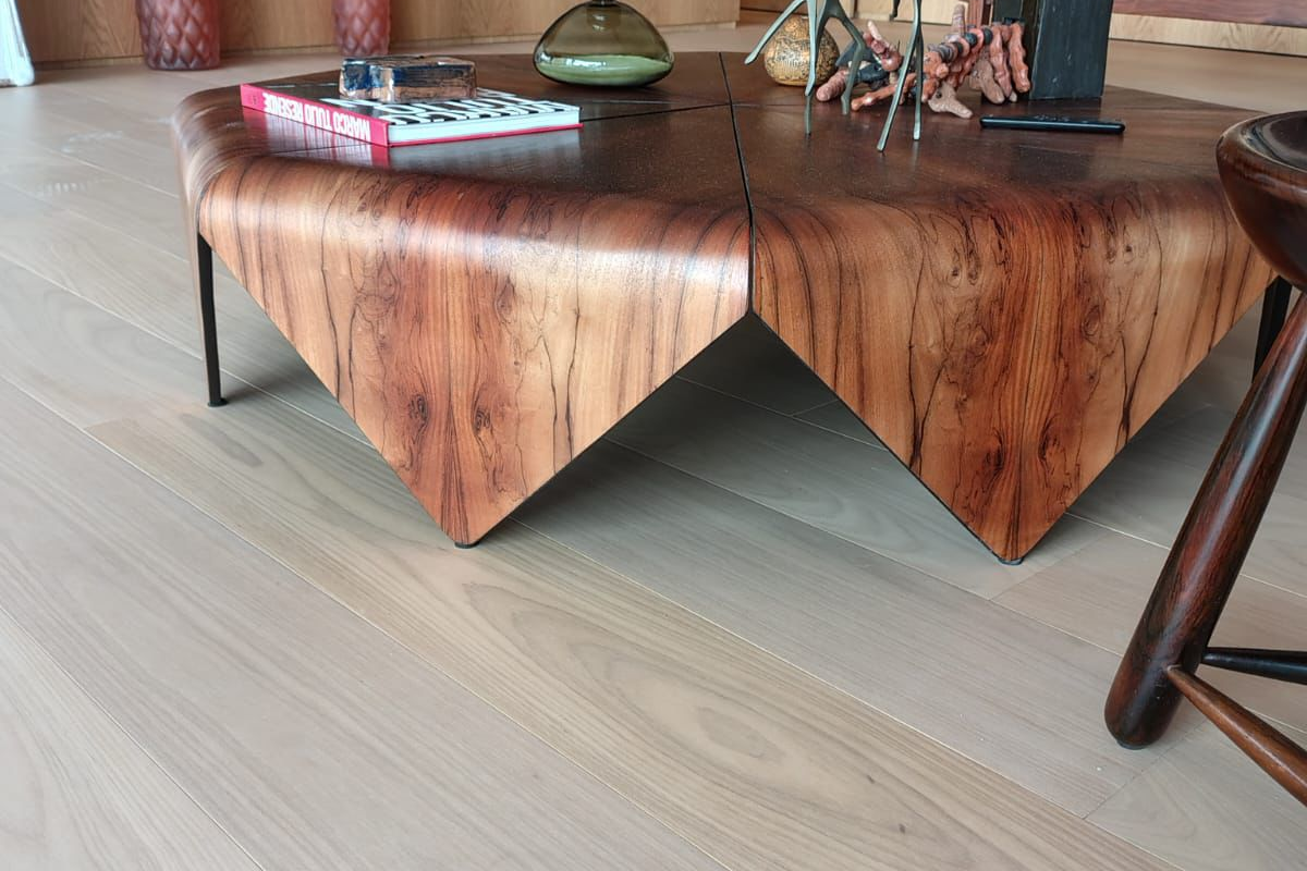 Ambiente com pisos de madeiras claras