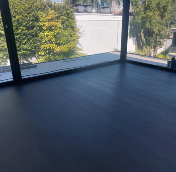 Ambiente com pisos de madeiras claras