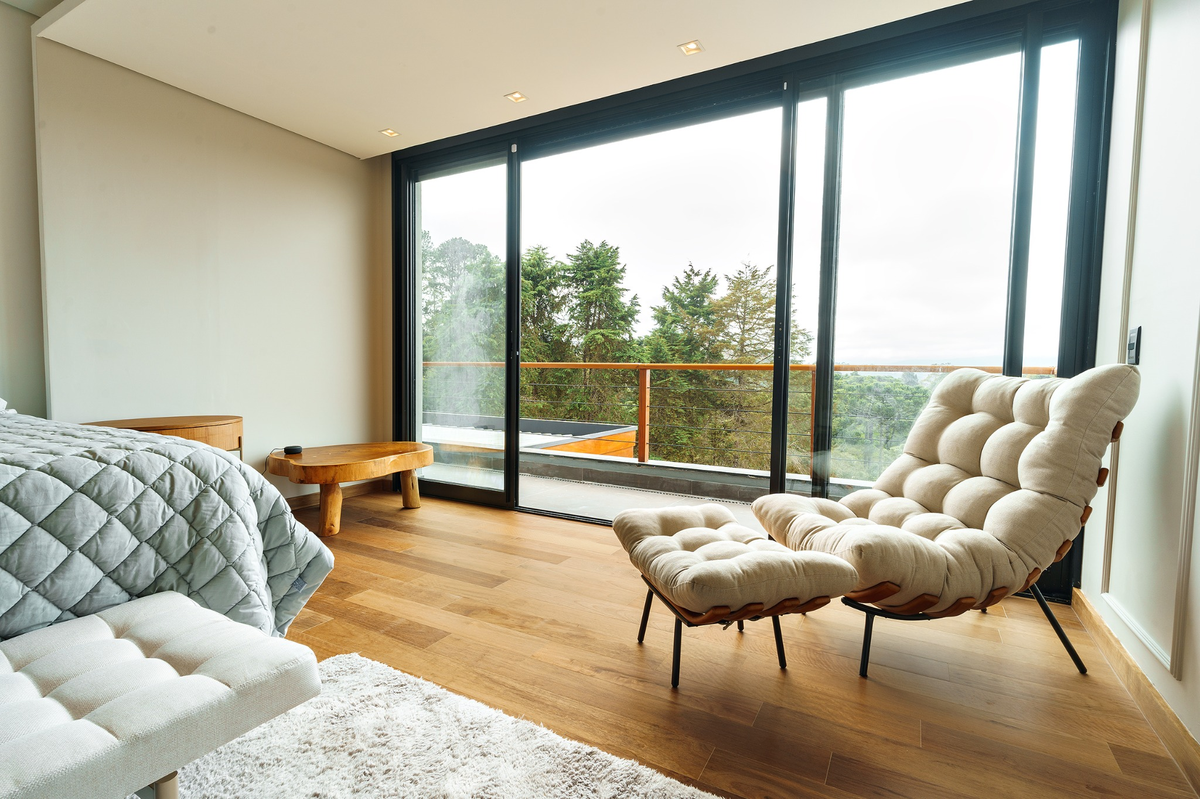 Detalhe do piso de madeira Quaruba natural